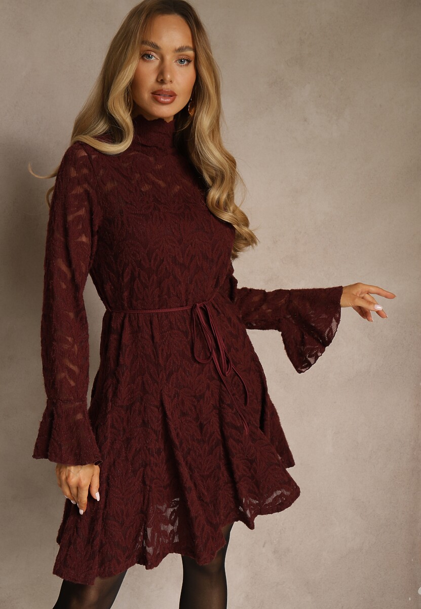 Brązowa Sukienka ze Stójką z Koronki Zdobiona Wiązaniem w Talii i Falbanami Elarassa