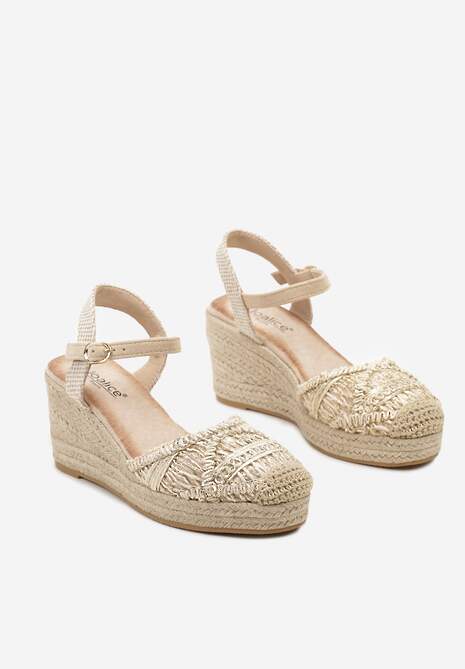 Beżowe Sandały na Koturnie Ozdobione Plecionką i Metaliczną Nicią Zapinane przy Kostce Zeffani