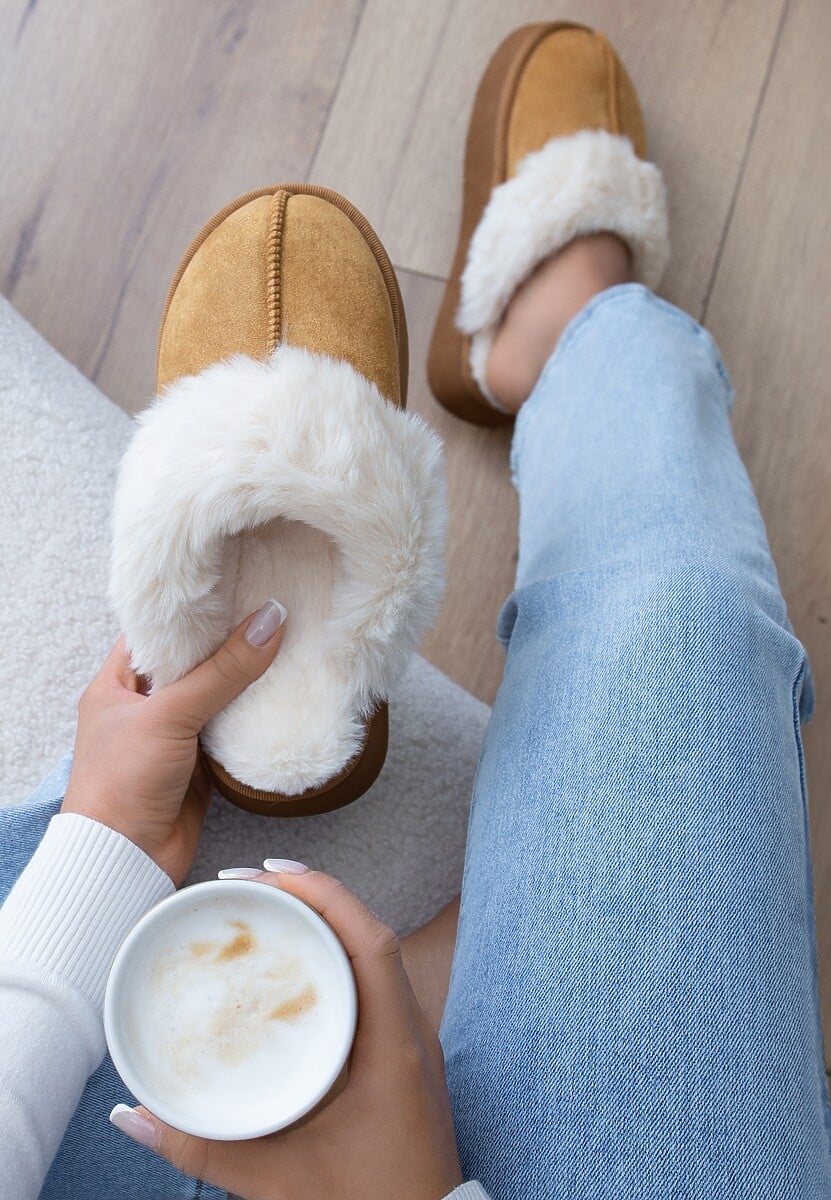 Ciemnobeżowe Kapcie z Imitacji Zamszu na Platformie z Futerkiem i Pionowym Przeszyciem Silvara