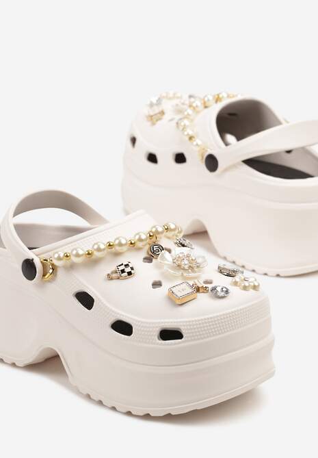 Białe Klapki z Pianki na Platformie Zdobione Metalicznymi Aplikacjami Ulimariena