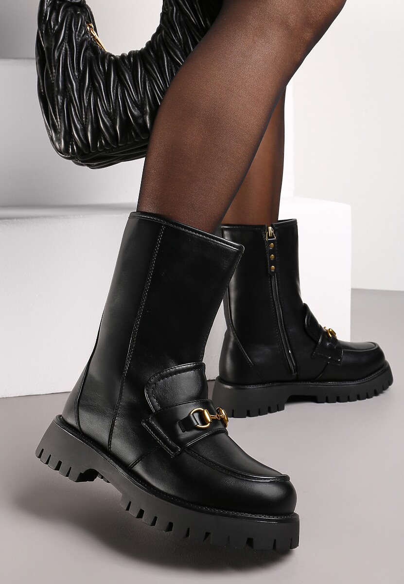 Czarne Botki z Imitacji Skóry na Płaskiej Podeszwie Ozdobione Metalową Sprzączką Legna