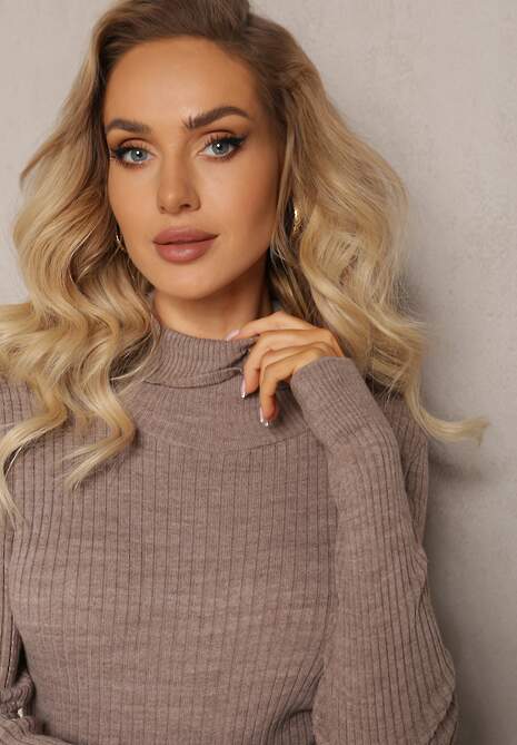 Ciemnobeżowy Klasyczny Golf z Prążkowanego Materiału Belikorre