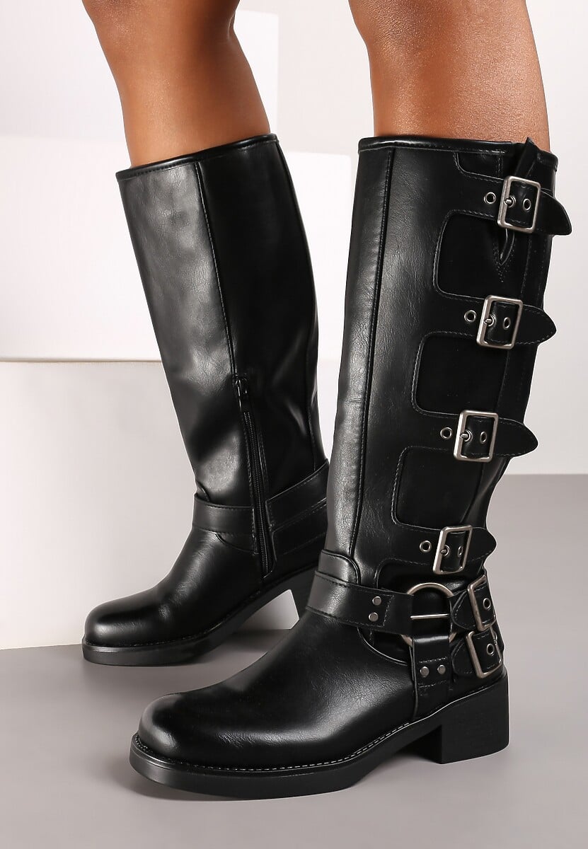 Czarne Kozaki na Płaskiej Podeszwie w Stylu Biker Ozdobione Paskami z Regulacją Mevanisa