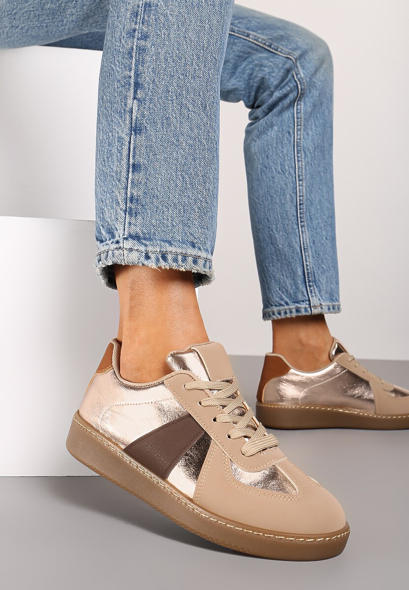 Ciemnobeżowe Sneakersy na Płaskiej Podeszwie Ozdobione Metalicznymi Elementami Nevlise