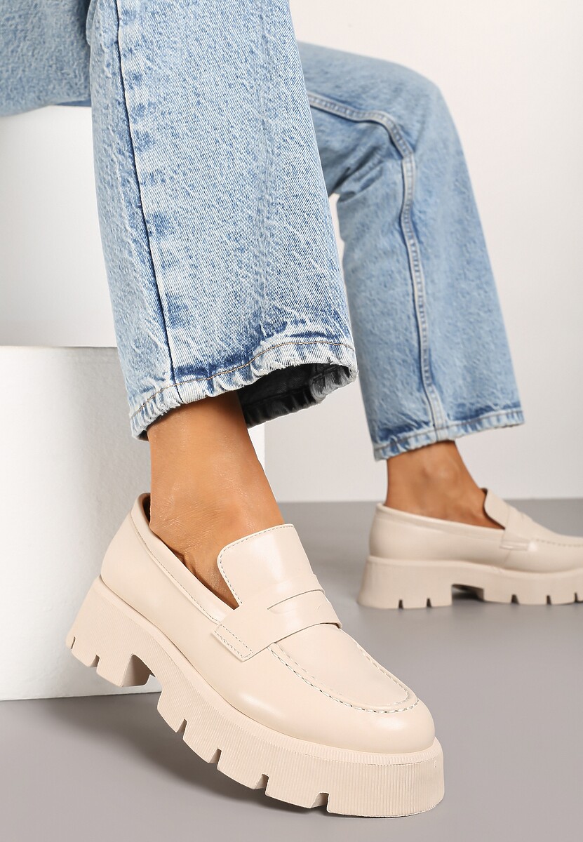 Czarne Mokasyny na Tłoczonej Platformie Resilira