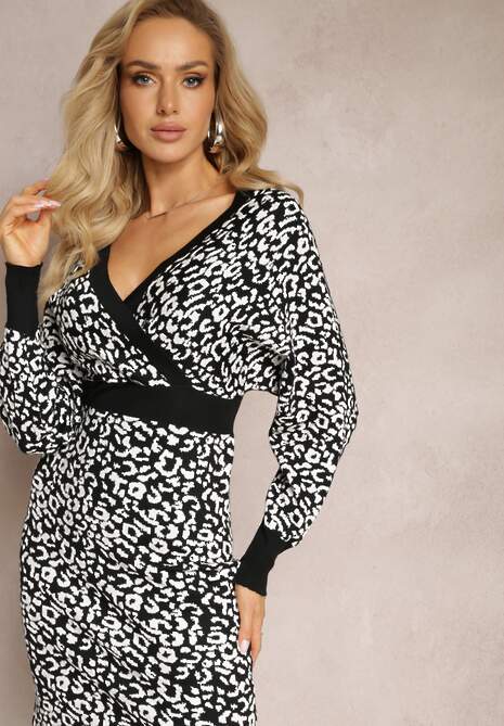 Biała Sweterkowa Sukienka w Panterkę z Kopertowym Dekoltem Haweisa