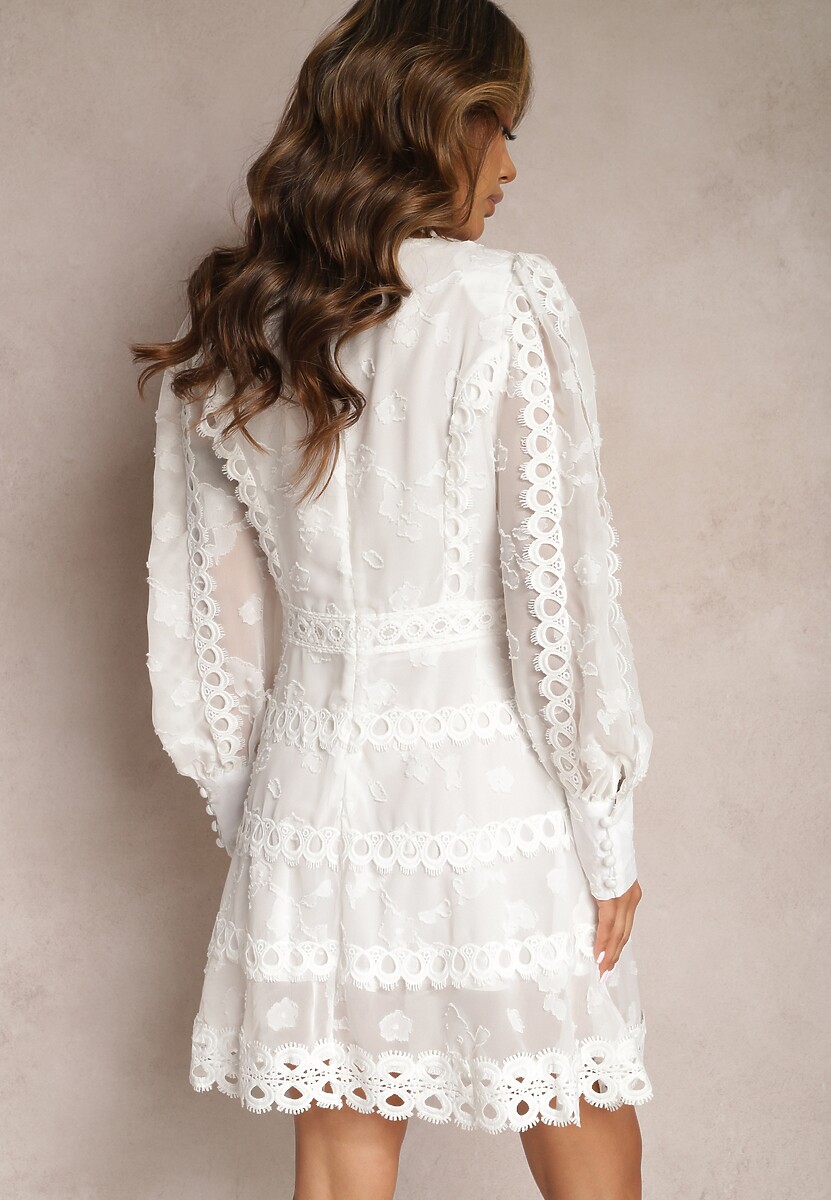 Biała Haftowana Sukienka Mini z Guzikami i Ażurowymi Wstawkami Albastra