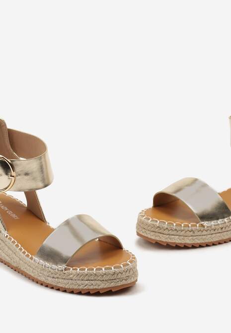 Złote Sandały z Plecionką na Podeszwie i Szerokim Paskiem z Klamrą Adrikla