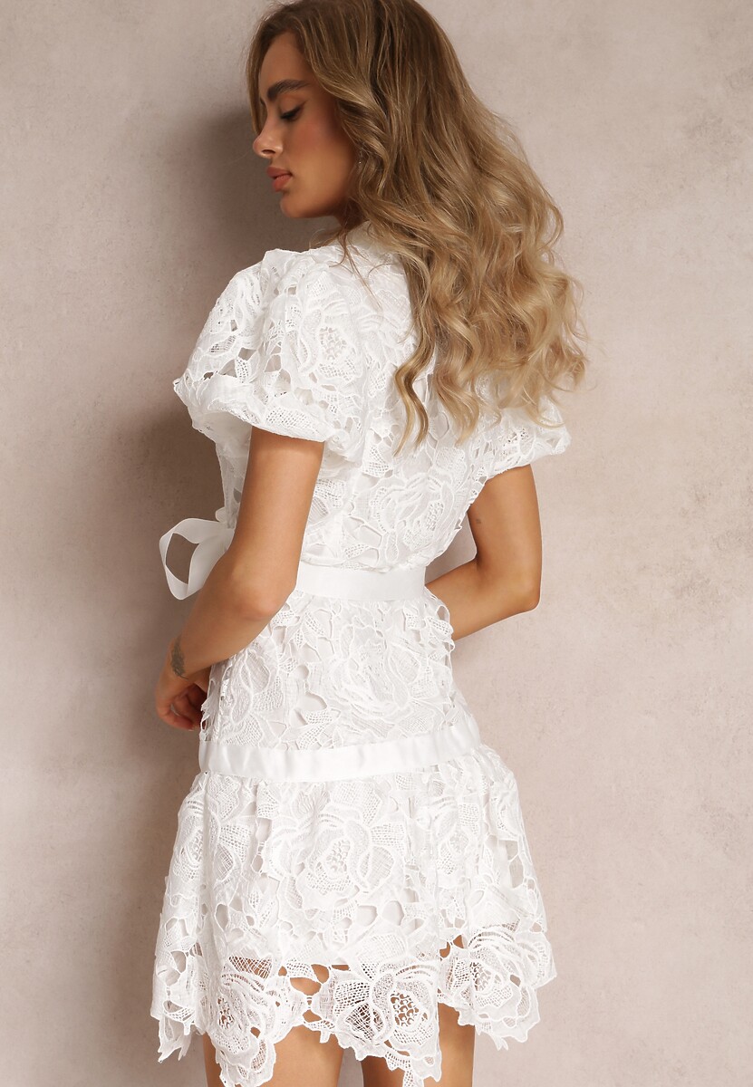 Biała Koronkowa Sukienka Mini z Falbankami i Materiałowym Paskiem Mivan