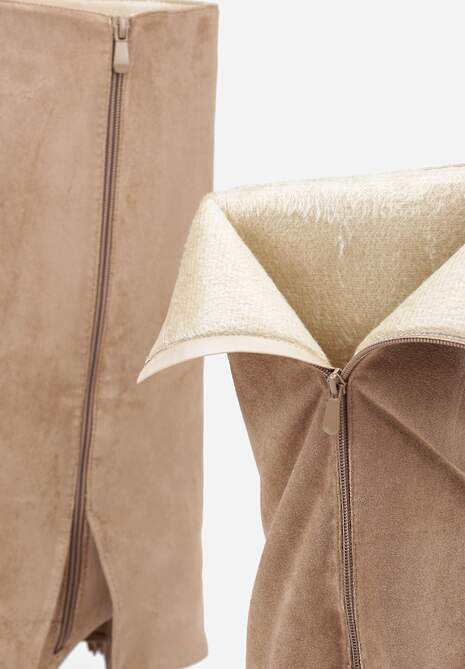 Ciemnobeżowe Kozaki na Słupkowym Obcasie z Cholewką Imitującą Nogawkę z Frędzlami Linafela