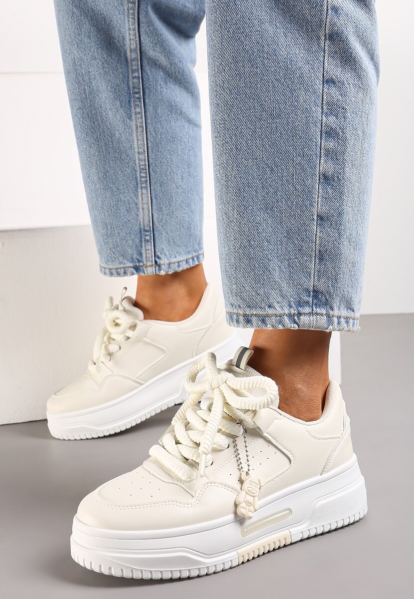 Beżowe Sneakersy z Perforacją i Odczepianą Gumową Ozdobą Misia Ildeos