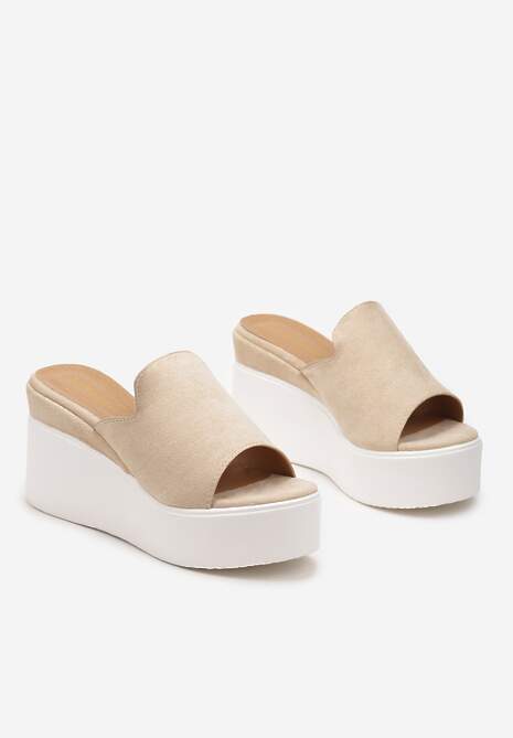 Beżowe Klapki z Paskiem z Ekozamszu Ozdobionym Wycięciami na Koturnie i Platformie Oleviana