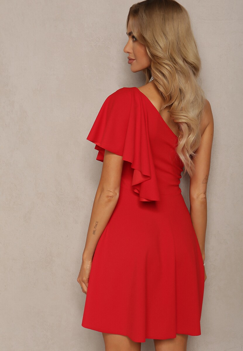 Czerwona Sukienka o Rozkloszowanym Kroju z Asymetryczną Górą na Jedno Ramię Ulubia