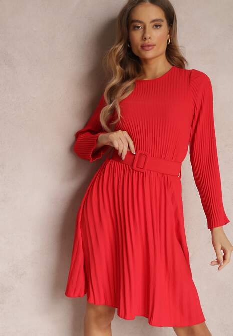 Czerwona Sukienka Plisowana z Paskiem Phile