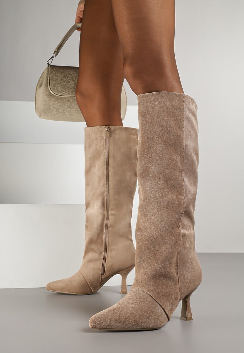 Ciemnobeżowe Kozaki z Imitacji Zamszu z Przeszywaną Cholewką i Obcasem Kaczuszka Anuvitte