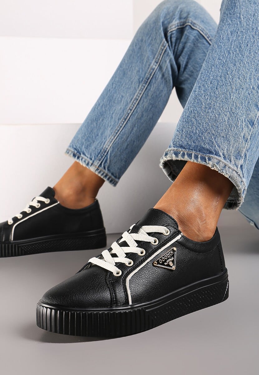 Czarne Sneakersy na Płaskiej Podeszwie ze Skóry z Metaliczną Ozdobą Melabra