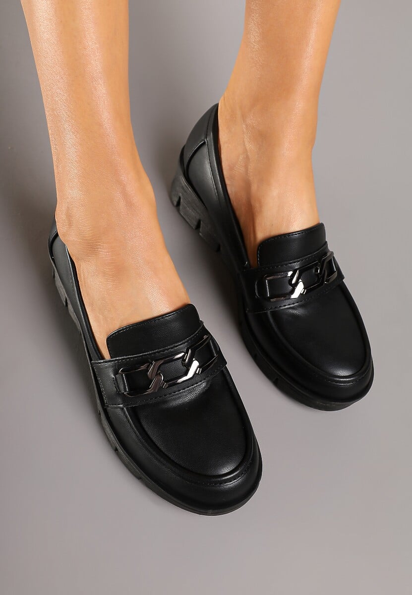 Czarne Półbuty Mokasyny na Koturnie z Tłoczeniem i Wkładką ze Skóry Naturalnej i Łańcuchem Cariella