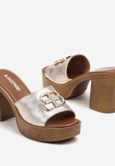 Złote Klapki na Słupku i Platformie Ozdobione Metaliczną Aplikacją Tolarisa