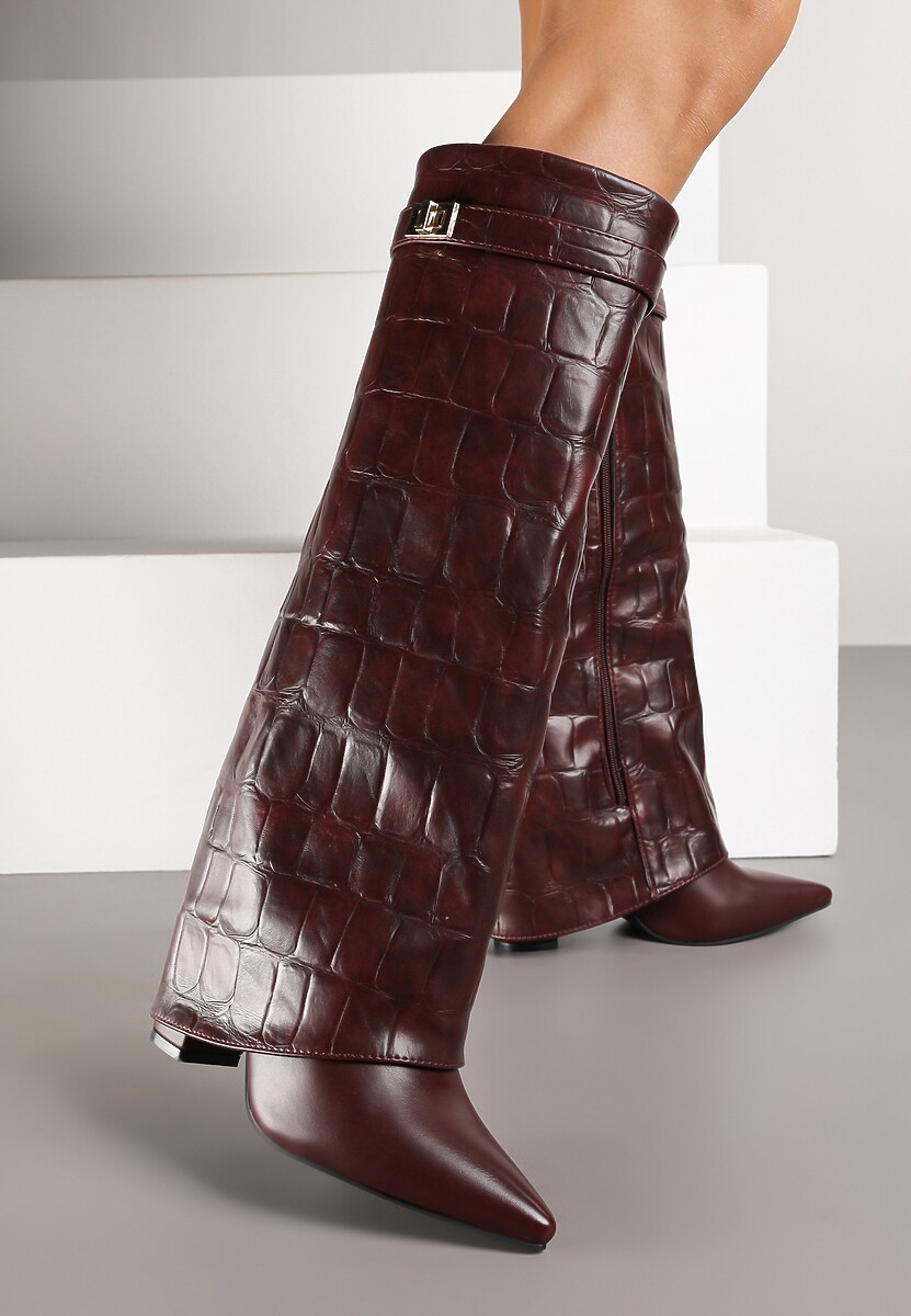 Bordowe Kozaki na Słupku Ozdobione Klamrą i Wywiniętą Cholewką z Tłoczeniem Latelia