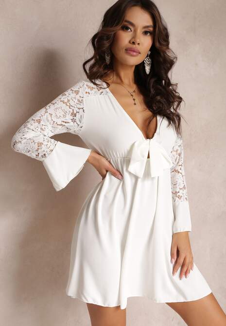 Biała Sukienka Mini z Gumką w Pasie i Koronkowymi Rękawami Cobham