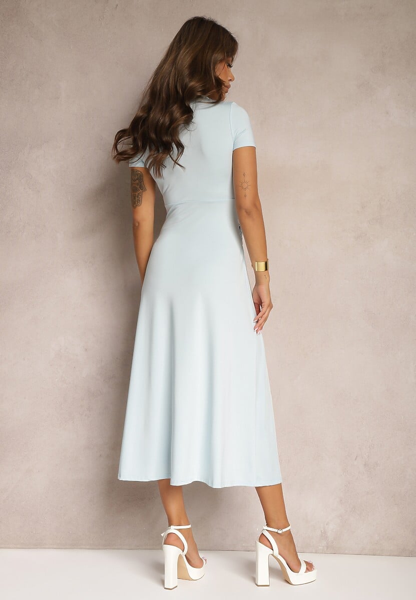 Jasnoniebieska Sukienka o Taliowanym Kroju z Imitacją Węzła i Trójkątnym Dekoltem Telvitela