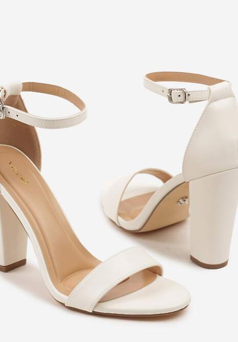 Białe Sandały Vices na Słupku w Klasycznym Stylu Feve