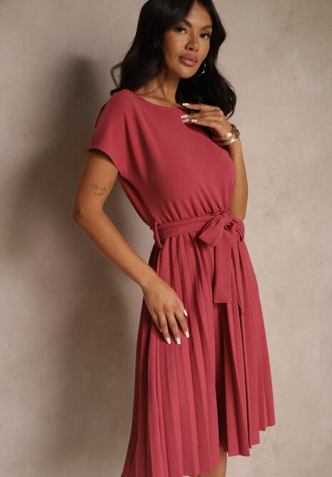 Różowa Sukienka Koktajlowa z Gumką w Pasie i Krótkim Rękawem z Materiałowym Paskiem Zevia