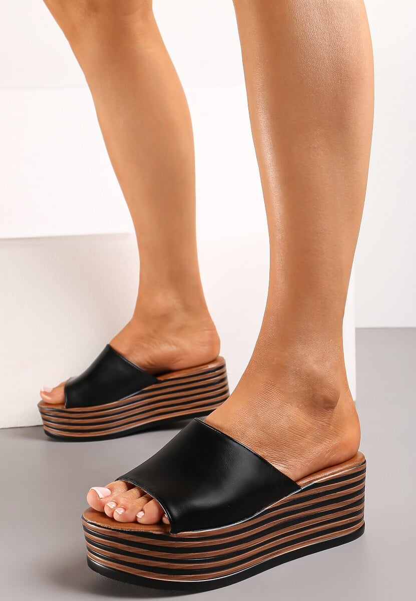 Czarne Klapki na Platformie z Wstawką Imitującą Drewno i Szerokim Paskiem Histia