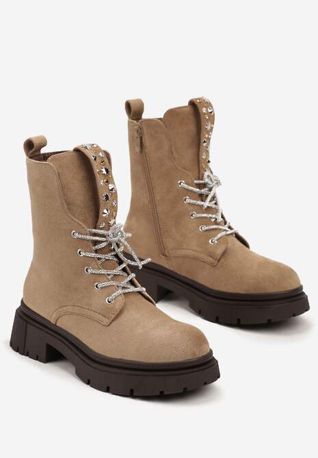 Ciemnobeżowe Botki Typu Traperki z Imitacji Zamszu na Platformie Ozdobione Ćwiekami przy Języku Evirira