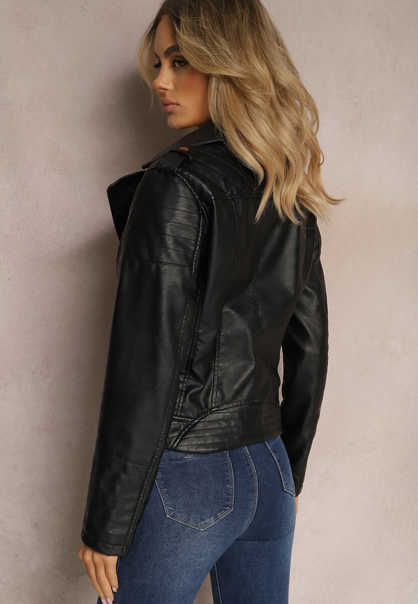 Czarna Kurtka o Fasonie Ramoneski z Ekoskóry Ozdobiona Przeszyciami z Asymetrycznym Zapięciem Sativana