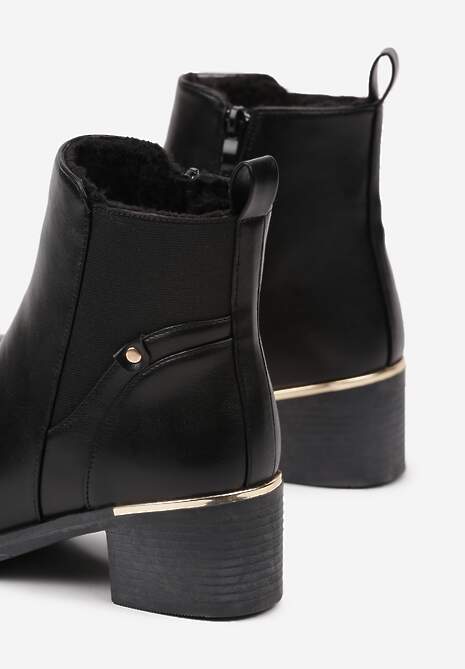 Czarne Botki na Słupku Ozdobione Metaliczną Aplikacją Naratta