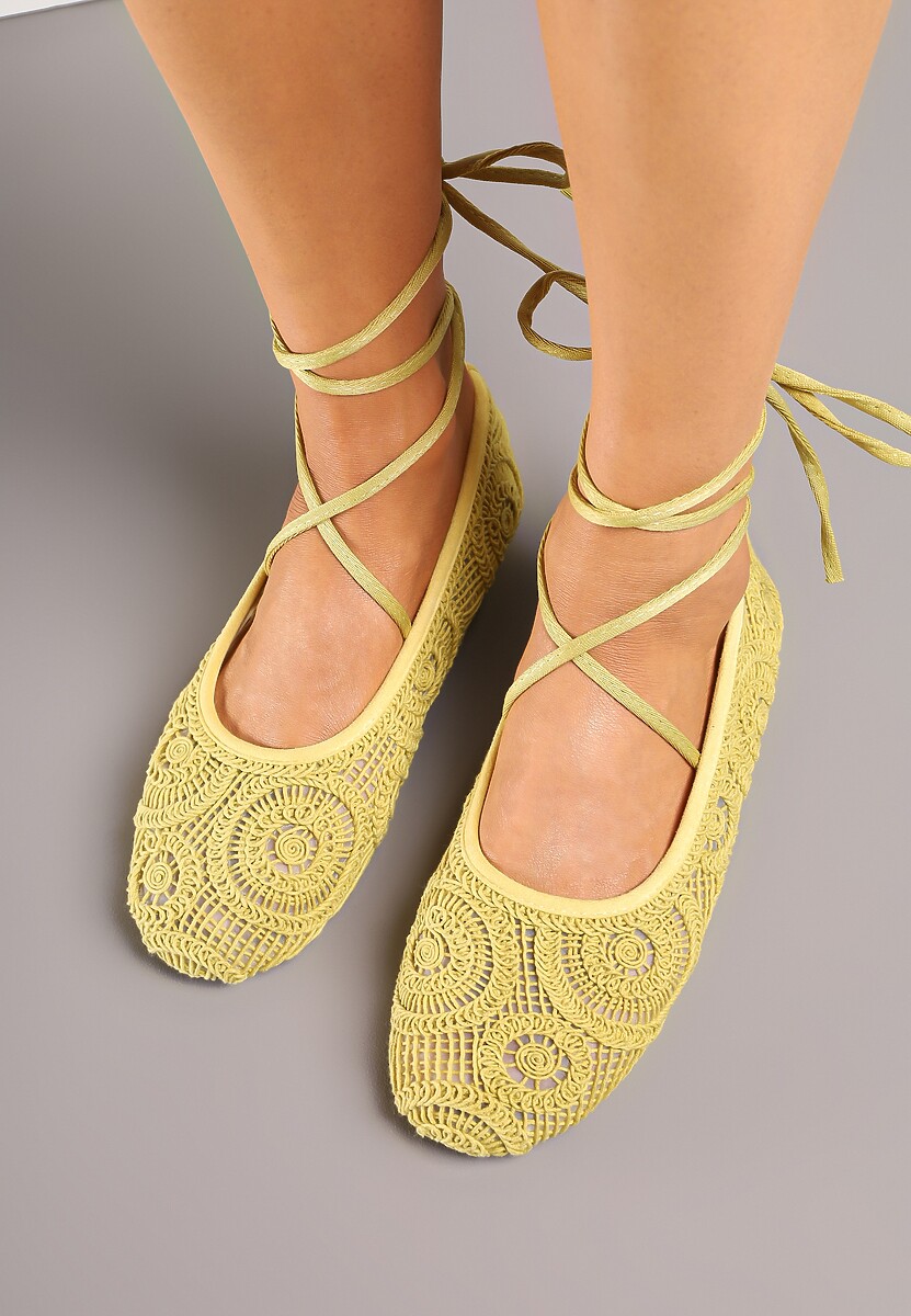 Żółte Balerinki Ozdobione Wiązaniem i Haftem Talanna