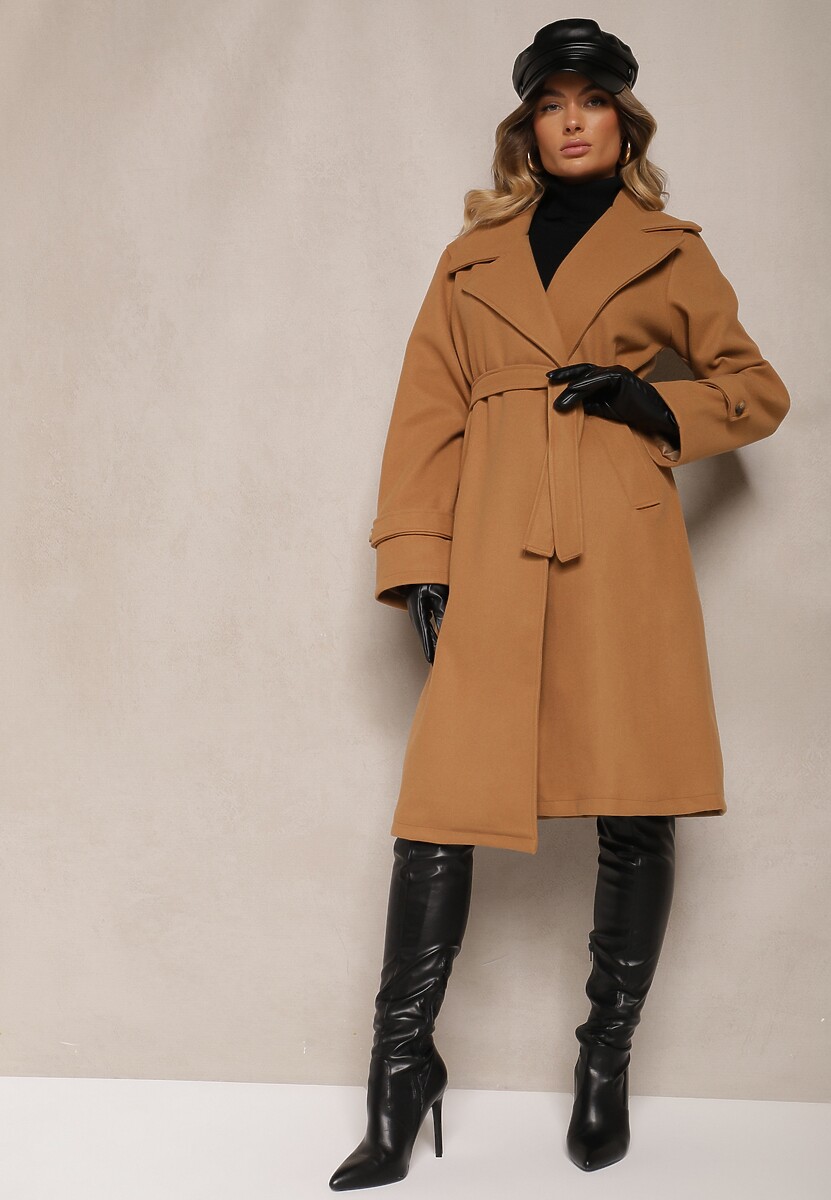 Ciemnobeżowy Długi Płaszcz Wiązany w Talii Materiałowym Paskiem z Ozodobnymi Guzikami na Rękawach Thakore