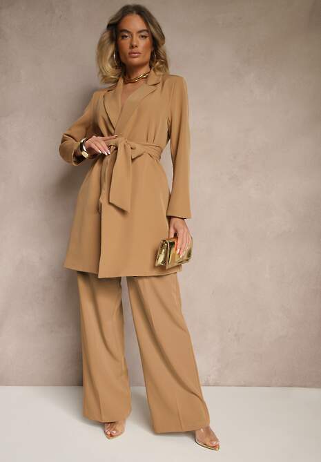 Ciemnobeżowa Sukienka o Kroju Marynarki z Usztywnioną Linią Ramion Wiązana w Talii Equintina