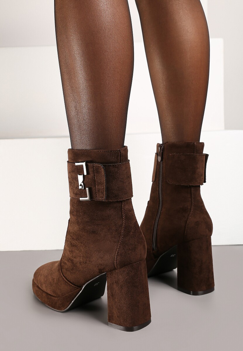 Brązowe Botki na Słupku z Geometryczną Aplikacją i Paskiem Lemiena