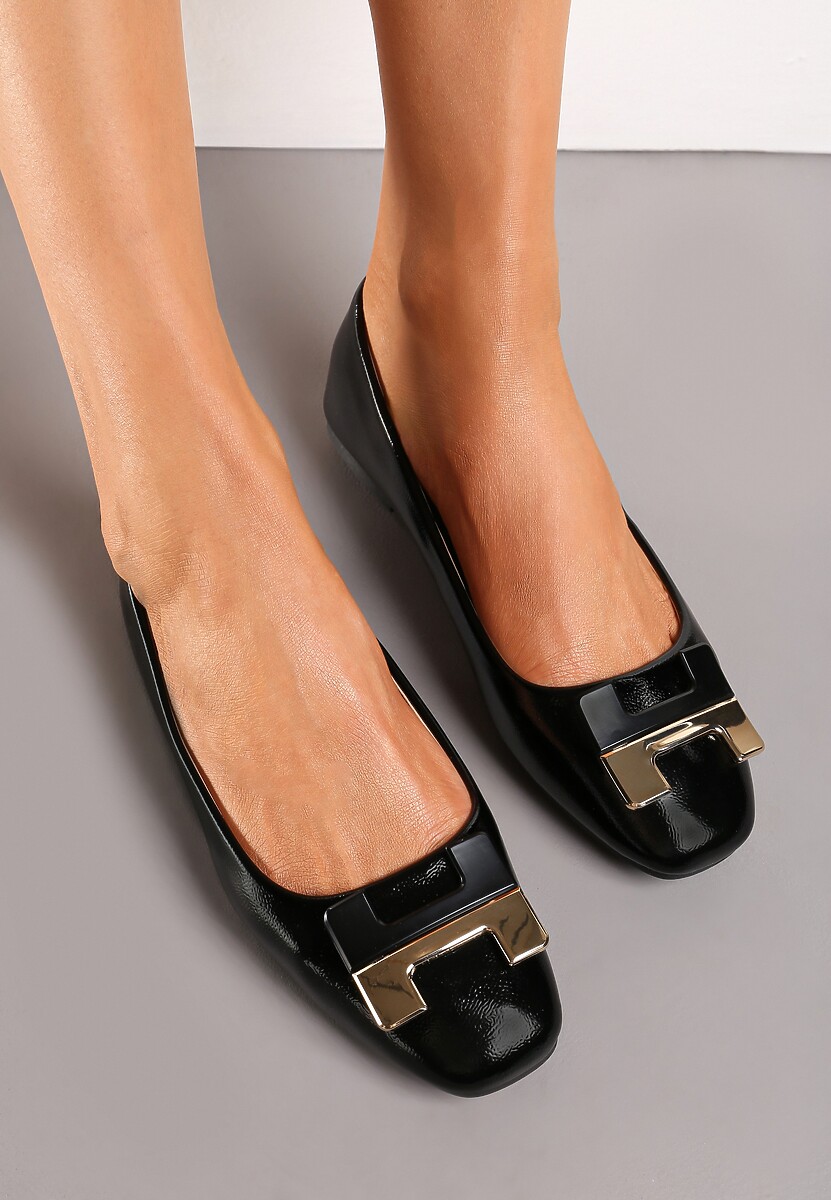 Beżowe Balerinki Lakierowane z Klamerką i Kwadratowym Noskiem Queliana