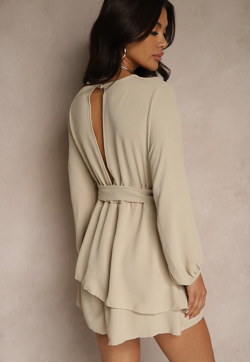 Beżowa Rozkloszowana Sukienka Kombinezon z Kopertowym Dekoltem i Falbanką Vomitta