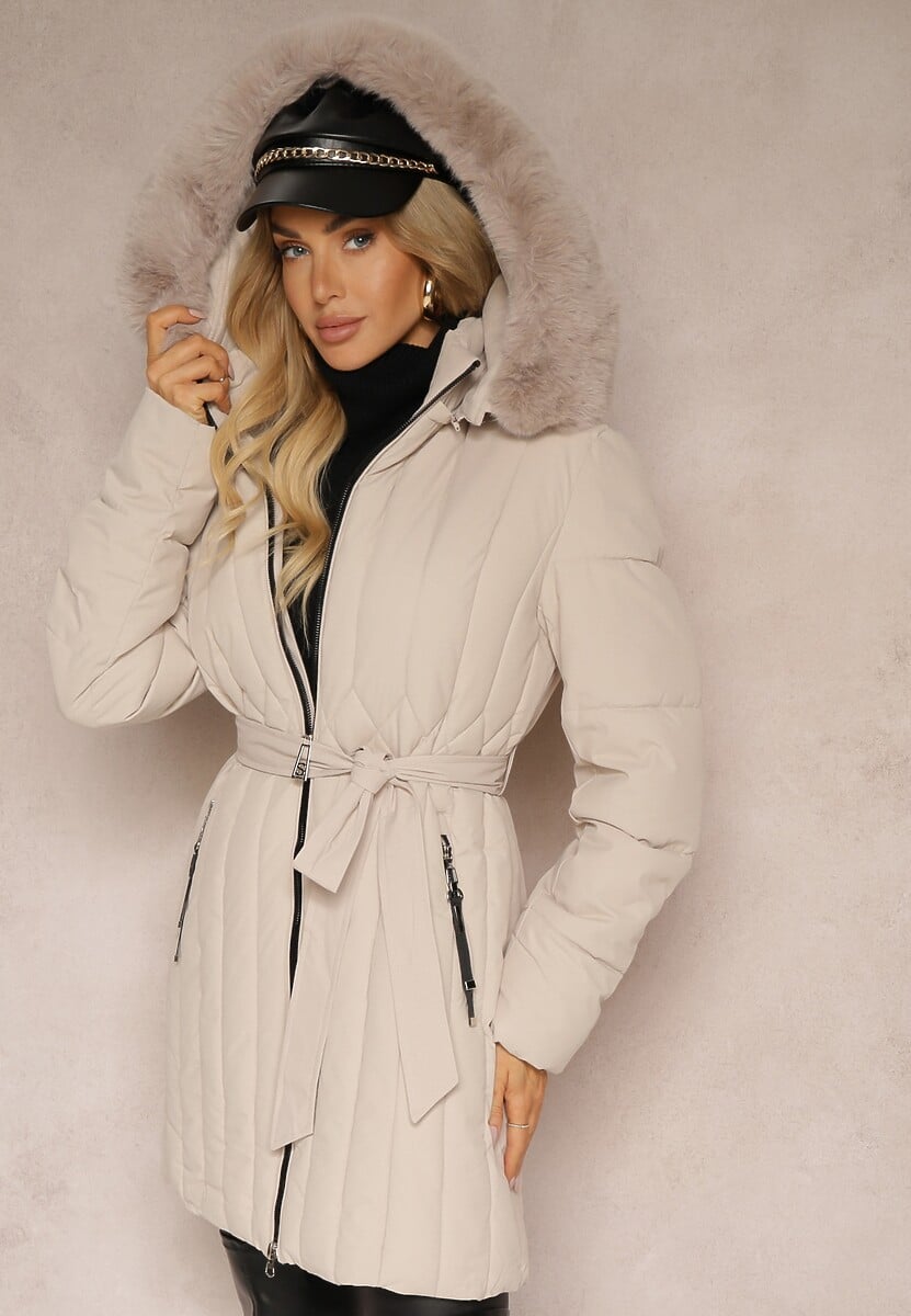 Jasnobeżowa Pionowo Pikowana Kurtka z Kapturem z Futrzanym Wykończeniem i Wiązanym Paskiem Leozelle