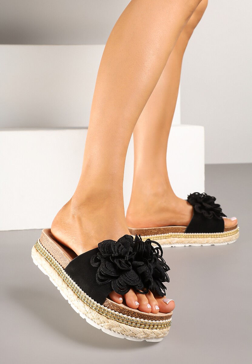 Fuksjowe Klapki na Niskiej Platformie z Ozdobną Aplikacją z Kwiatem Soprine