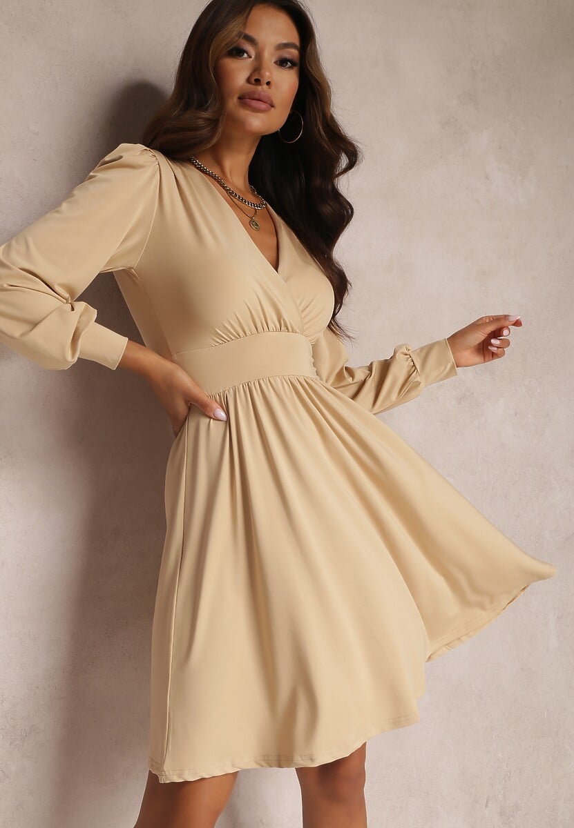 Jasnobeżowa Sukienka Kopertowa Taliowana Hosidius