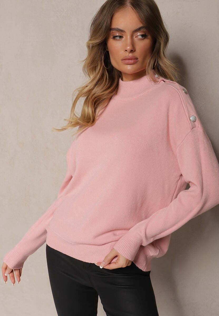 Jasnoróżowy Golf z Eleganckim Zapięciem na Ramieniu Ozdobiony Cyrkoniami przy Guzikach Maririna