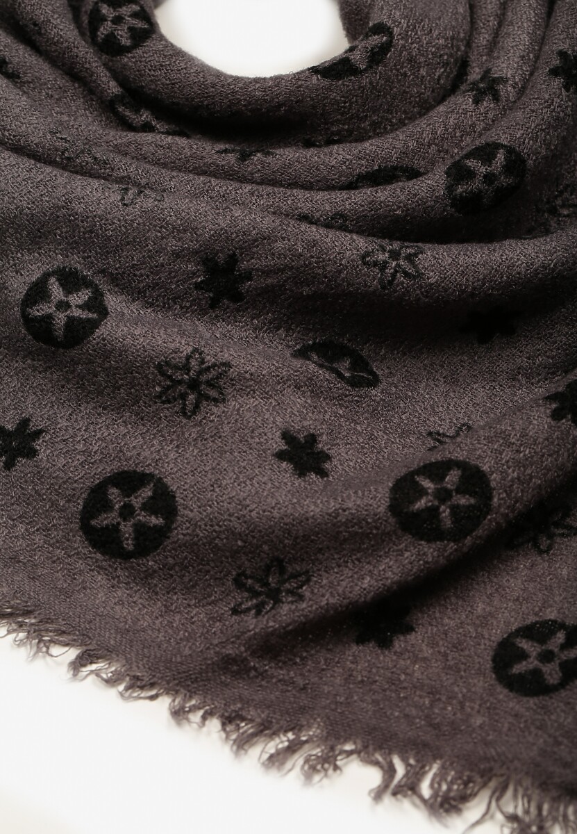 Ciemnoszary Szalik Ozdobiony Geometrycznym Motywem z Frędzlami Nomirya