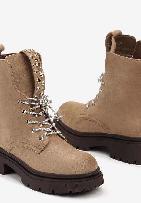 Ciemnobeżowe Botki Typu Traperki z Imitacji Zamszu na Platformie Ozdobione Ćwiekami przy Języku Evirira