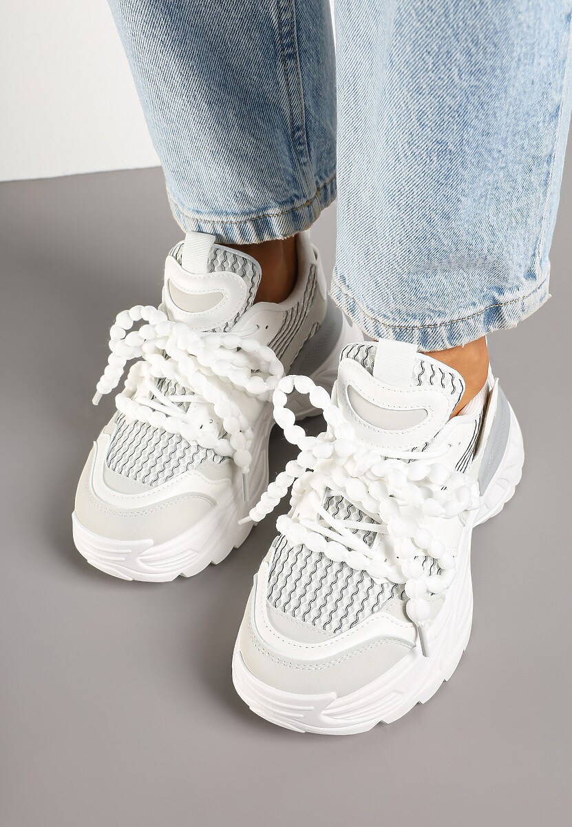 Białe Sneakersy na Platformie Ozdobione Koralikami i Tłoczeniem Dorvia