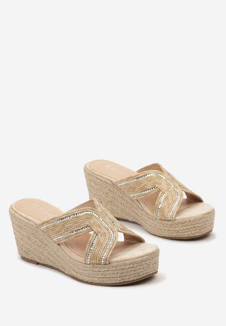 Beżowe Klapki Ozdobione Kamyczkami na Koturnie Plecionym Biurlia