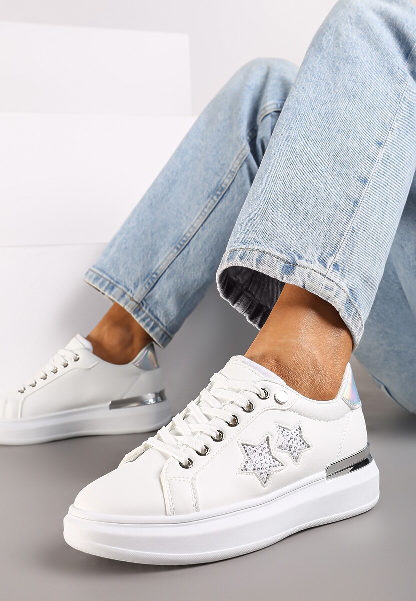 Białe Sneakersy na Płaskiej Podeszwie Ozdobione Metalicznymi Elementami i Wstawkami Kalelia