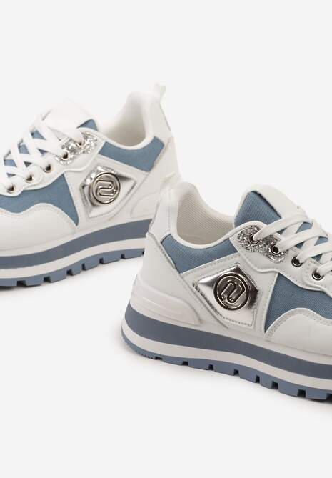 Biało-Niebieskie Sneakersy z Ekoskóry ze Sznurowaniami i Ozdobną Aplikacją Jatina