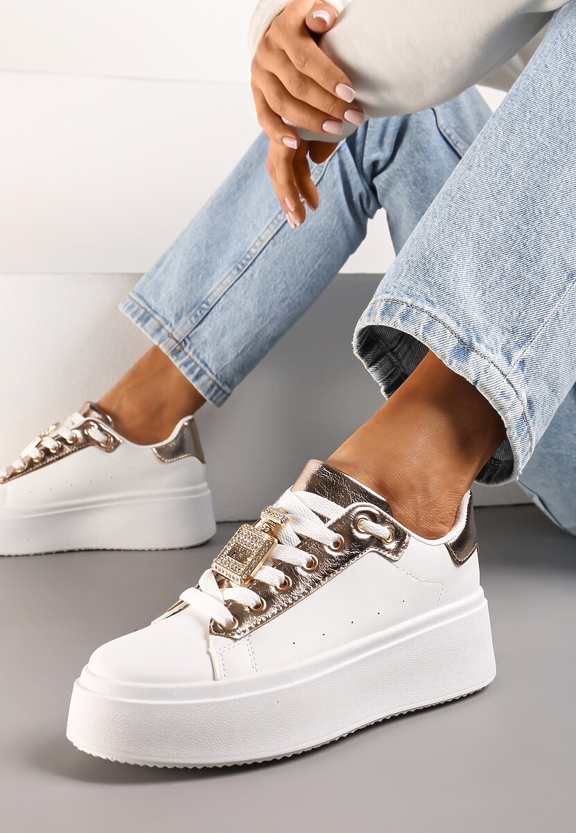 Biało-Szampańskie Sneakersy z Metaliczną Zawieszką na Sznurówkach Ozdobioną Cyrkoniami Edosa