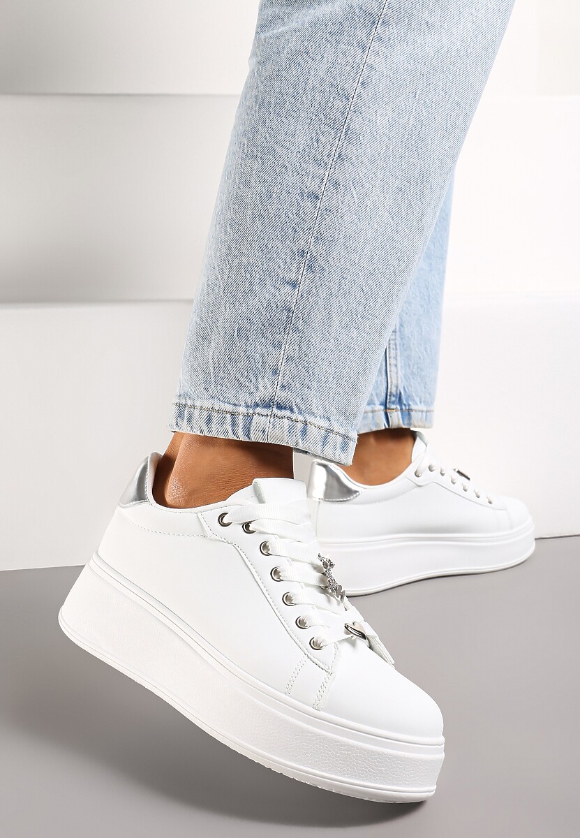 Biało-Srebrne Sneakersy na Platformie z Metalowymi Zawieszkami i Cyrkoniami Nioko