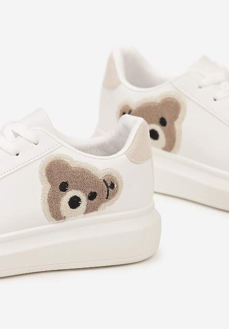 Biało-Beżowe Sneakersy na Płaskiej Podeszwie Ozdobione Motywem Misia Seniefra